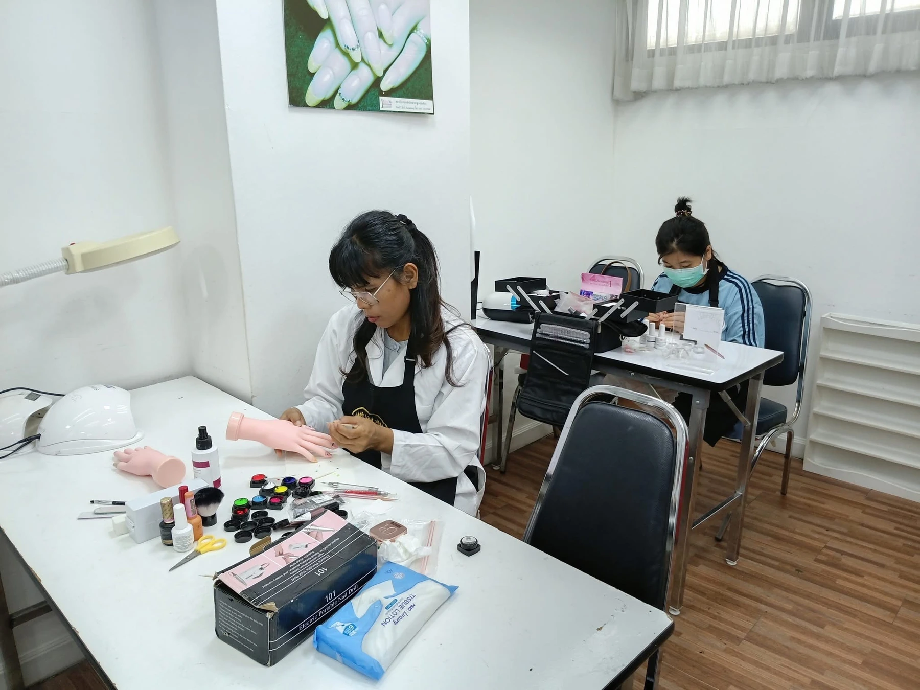 ผู้เรียนฝึกปฏิบัติในห้องเรียน