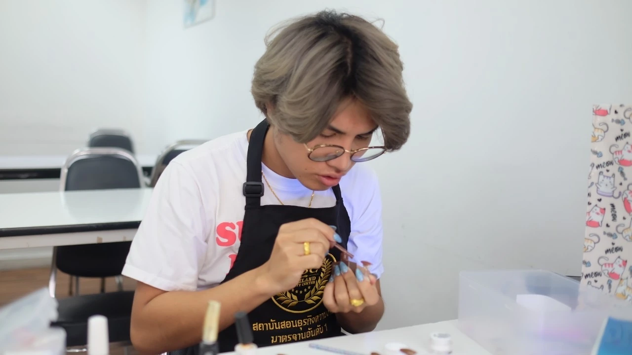 ผู้เรียนฝึกลงสีและลวดลาย